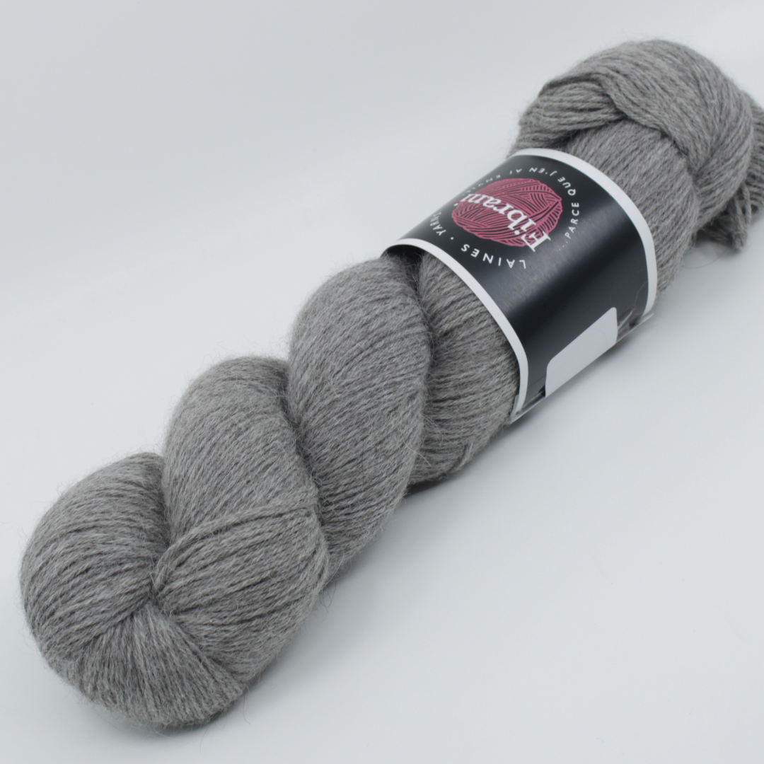 Base: Vini Composition: 100% Bébé Llama, Couleur irisé. Coloris: Thunder. Par Laines Fibrani.