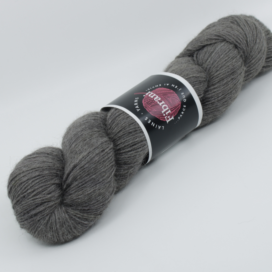 Base: Vini Composition: 100% Bébé Llama, Couleur Gris brun. Coloris: Doc. Par Laines Fibrani.