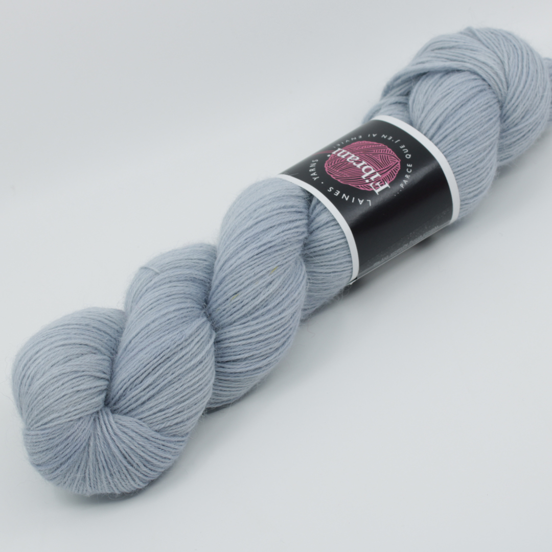 Base: Vini Composition: 100% Bébé Llama, Couleur bleu. Coloris: Glacier 2.0. Par Laines Fibrani.