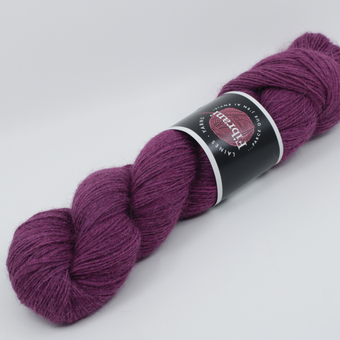 Base: Vini Composition: 100% Bébé Llama, Couleur rose fuchsia. Coloris: Lizzie. Par Laines Fibrani.