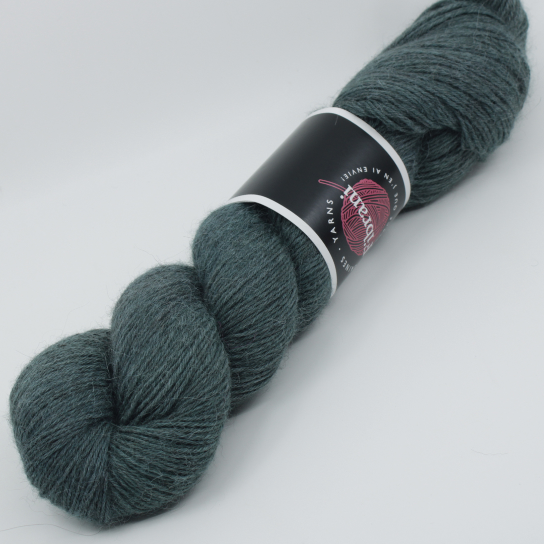 Base: Vini Composition: 100% Bébé Llama, Couleur vert. Coloris: OOAK Jack. Par Laines Fibrani.