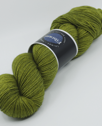 Laine Fibrani, base: Tibétaine. 65% mérinos - 20% soie et 15% yak. Couleur: vert- jaune, coloris : Alfred.