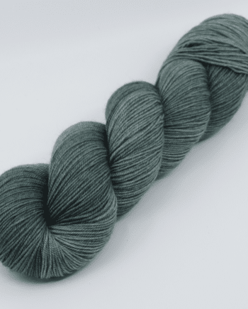 Laine Fibrani, base: Tibétaine. 65% mérinos - 20% soie et 15% yak. Couleur: vert, coloris : Jean-Claude.