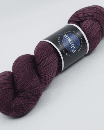 Laine Fibrani, base: Tibétaine. 65% mérinos - 20% soie et 15% yak. Couleur: bourgogne, coloris : Pauline.