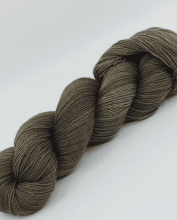 Laine Fibrani, base: Tibétaine. 65% mérinos - 20% soie et 15% yak. Couleur: kaki, coloris : Victor.