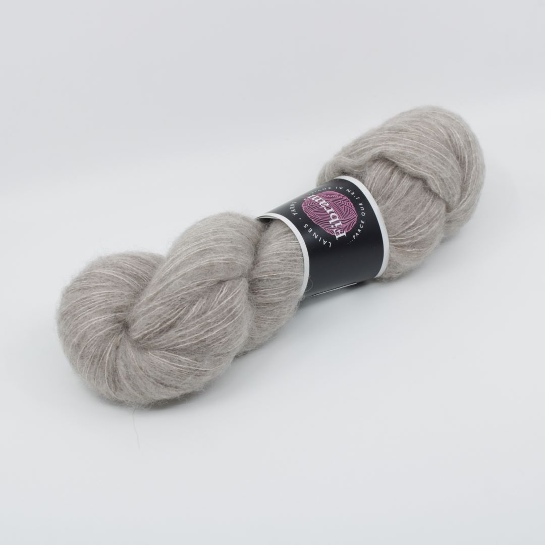 Base: Bamys Composition: 42% Bébé alpaga, 13mérinos,10% yak et 35% soie. Couleur : gris beige. Coloris: Élie. Par Laines Fibrani.