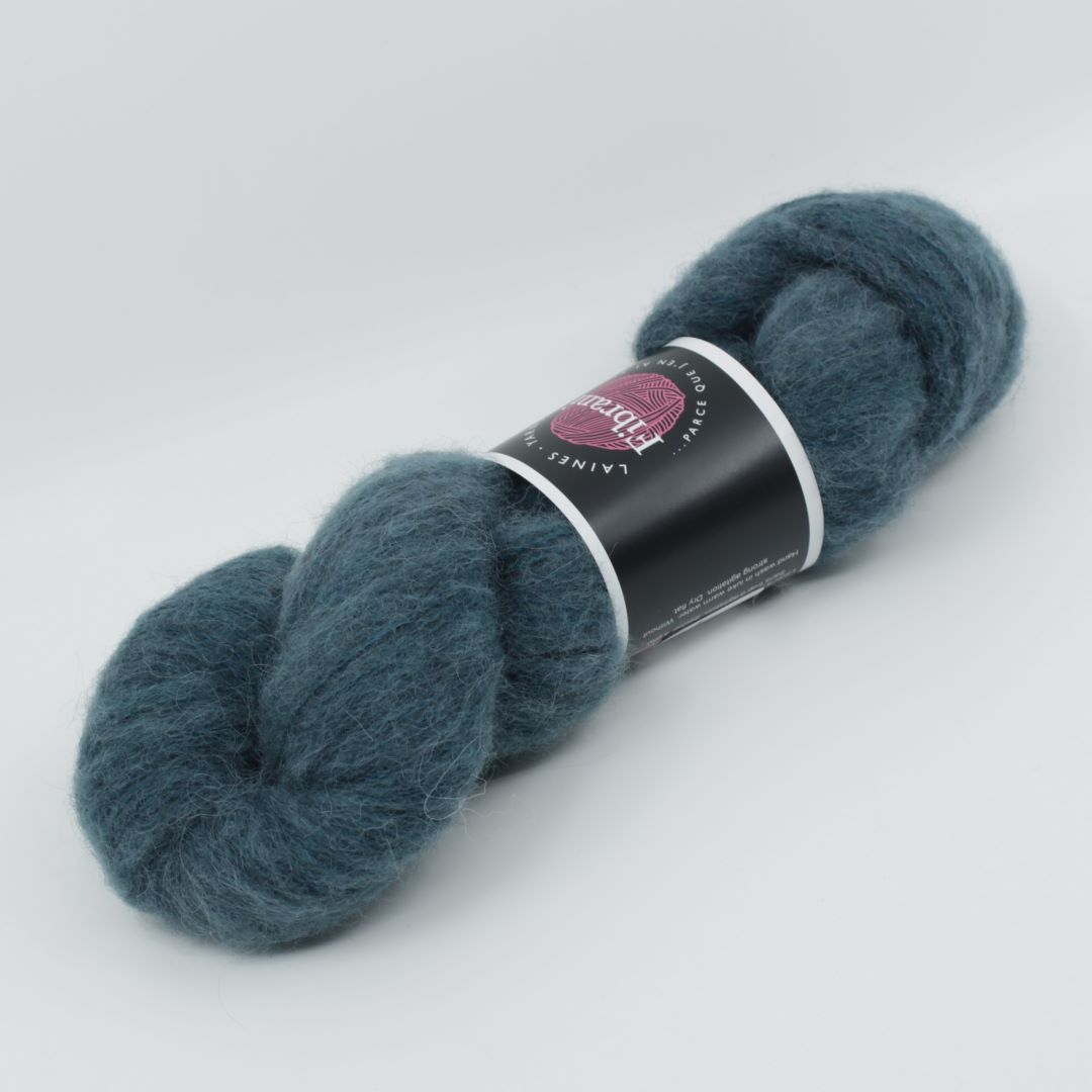 Base: Bamys Composition: 42% Bébé alpaga, 13mérinos,10% yak et 35% soie. Couleur : teal. Coloris: Francis. Par Laines Fibrani.