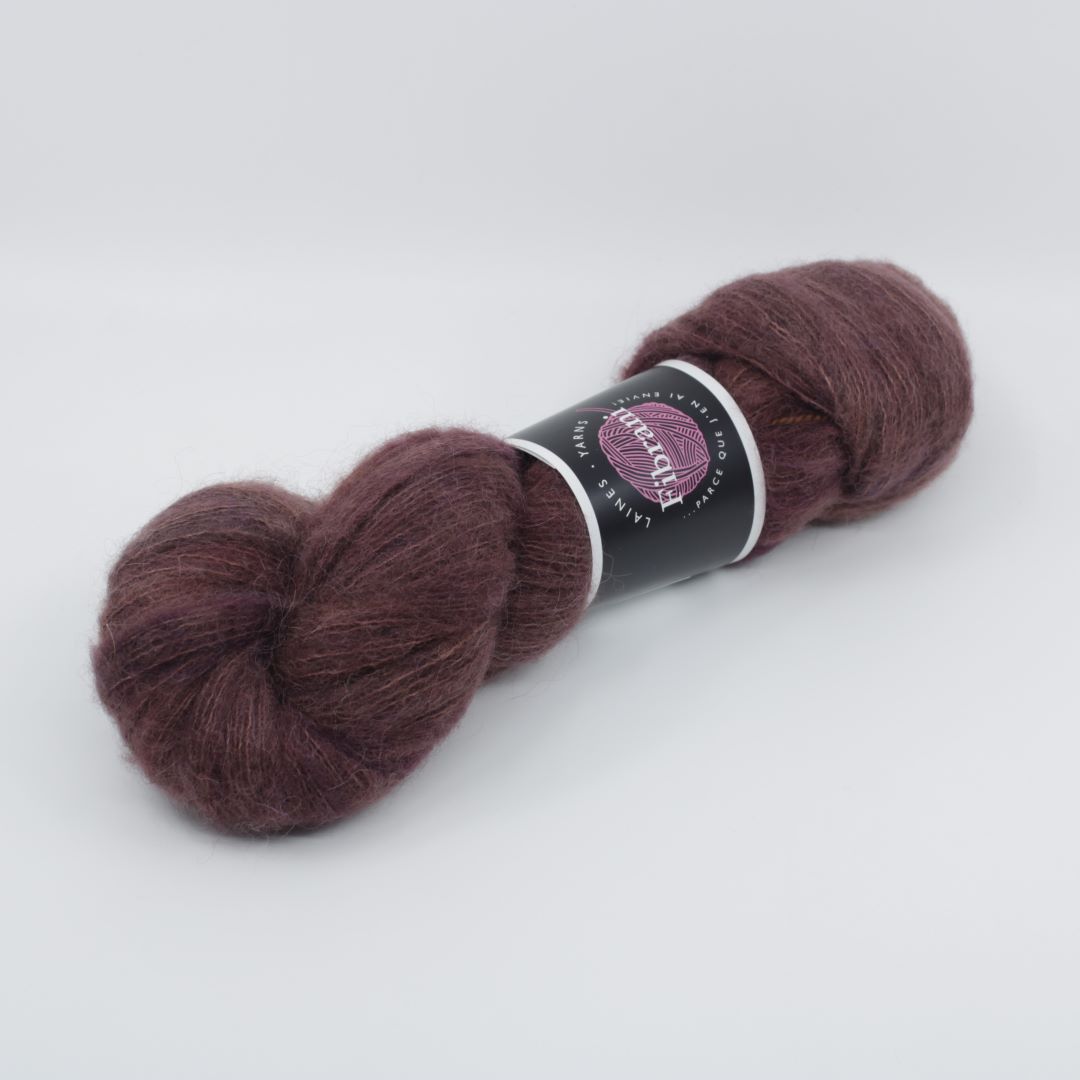 Base: Bamys Composition: 42% Bébé alpaga, 13mérinos,10% yak et 35% soie. Couleur : brun. Coloris: J-Pee. Par Laines Fibrani.