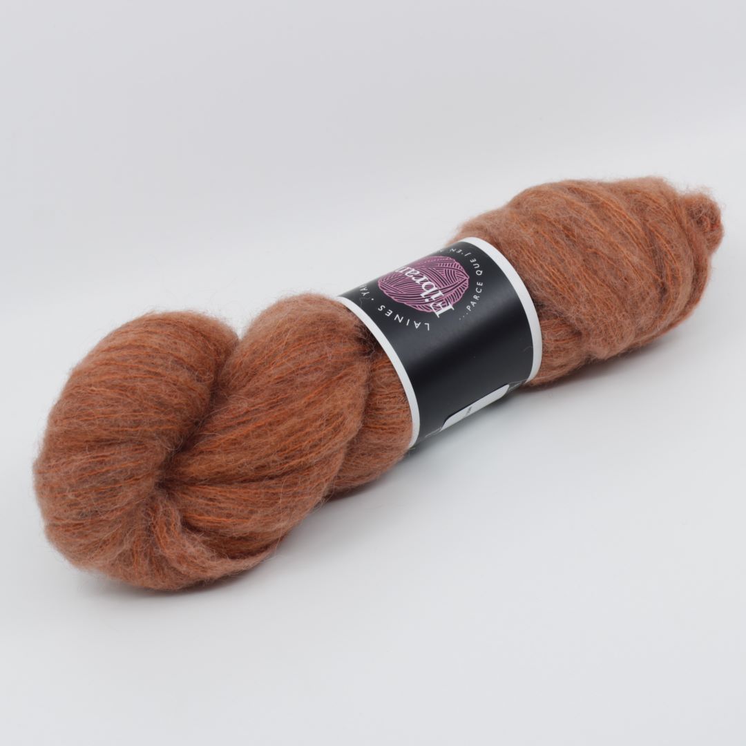 Base: Bamys Composition: 42% Bébé alpaga, 13mérinos,10% yak et 35% soie. Couleur : Orangé. Coloris: Olga. Par Laines Fibrani.