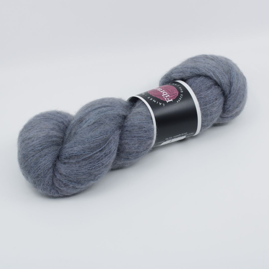 Base: Bamys Composition: 42% Bébé alpaga, 13mérinos,10% yak et 35% soie. Couleur : bleu. Coloris: Paul. Par Laines Fibrani.