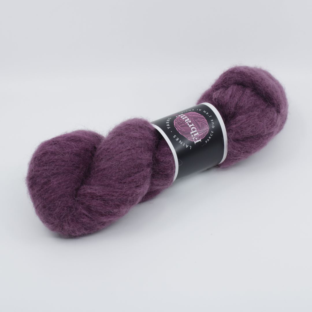Base: Bamys Composition: 42% Bébé alpaga, 13mérinos,10% yak et 35% soie. Couleur :bourgogne. Coloris: Pauline. Par Laines Fibrani.