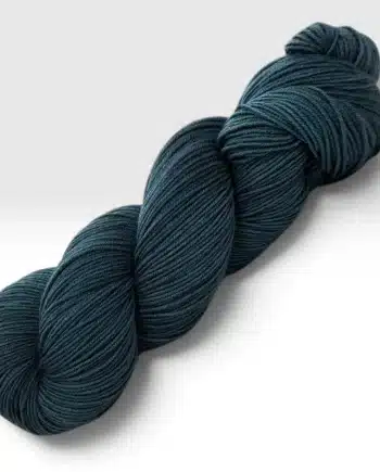 Laine Fibrani, base: Merlin. 80% mérinos - 20% nylon. couleur bleu vert. Coloris: Francis.