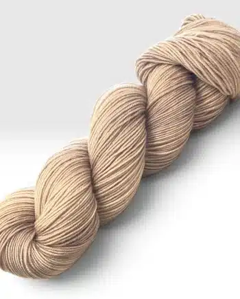 Laine Fibrani, base: Merlin. 80% mérinos - 20% nylon. couleur gris beige. Coloris: Greg au tibet.