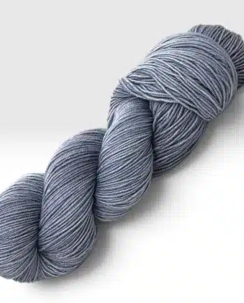Laine Fibrani, base: Merlin. 80% mérinos - 20% nylon. couleur bleu gris. Coloris: Paul.