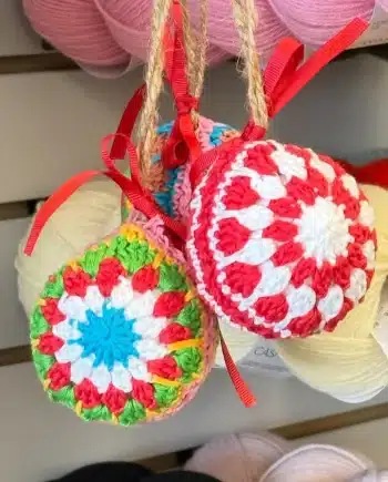 Atelier boules Noël Granny Cet atelier vous propose de réaliser une boule de Noël avec la méthode de granny square.