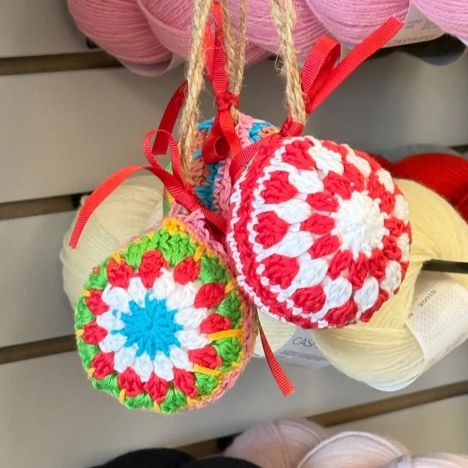 Atelier boules Noël Granny Cet atelier vous propose de réaliser une boule de Noël avec la méthode de granny square.