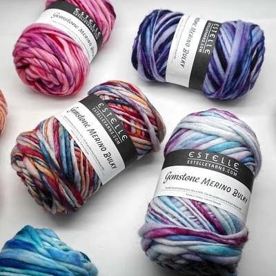 Gemstone merino bulky, 100 % laine mérinos superwash. Ce fil volumineux permet d’obtenir un tissu texturé qui apporte une dimension intéressante aux mailles simples.