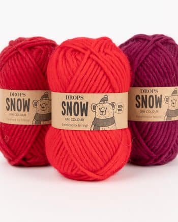 DROPS Snow est un fil simple, doux, épais et facile à utiliser, filé à partir de laine 100 % pure, qui permet de réaliser des vêtements chauds et confortables et qui est idéal pour les projets de feutrage !
